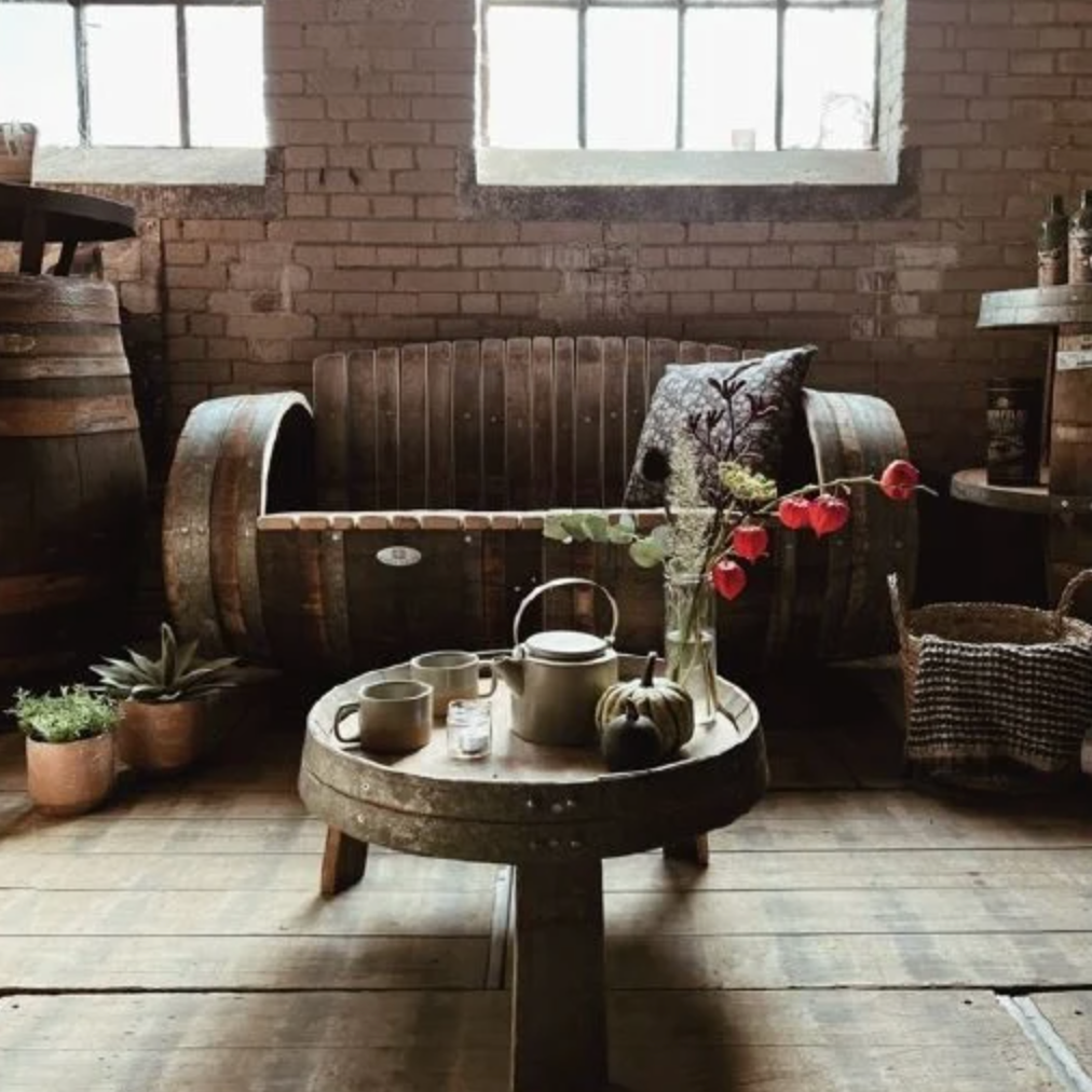 Een bank en bijzettafel gemaakt van authentieke vaten.