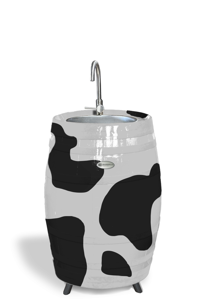 Een wijnvat geschilderd in koeienkleuren met een kraan bovenop, zodat het als wastafel gebruikt kan worden